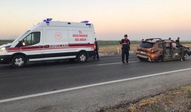Direksiyon hâkimiyetini kaybetti! Trafik levhasına çarpıp karşı şeride geçti