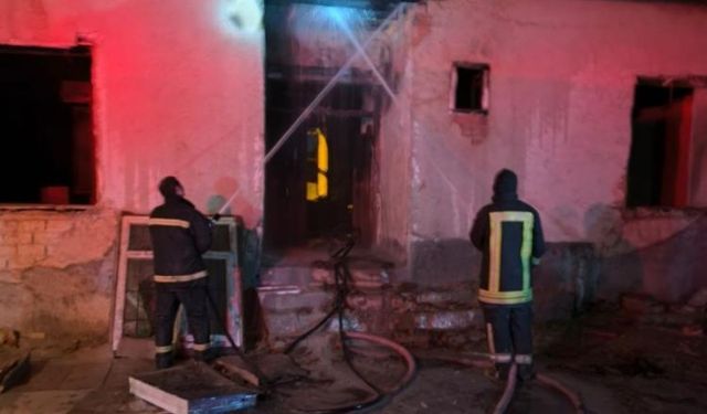 Gece saatlerinde yangın! Müstakil ev alevlere teslim oldu