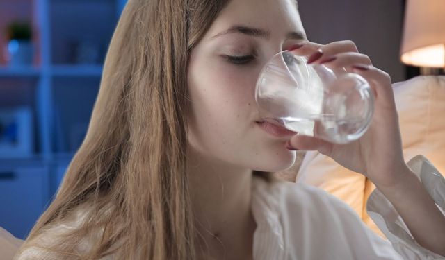 Gece susadığınızda içtiğiniz su, bedeninize sandığınızdan fazlasını yapıyor!