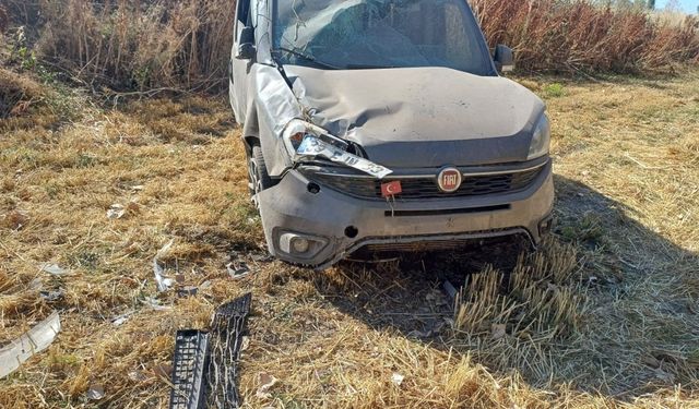 Hafif ticari araç şarampole devrildi: 2 yaralı