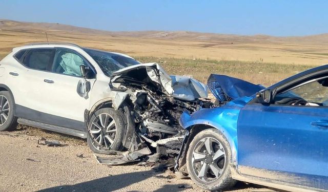 İki otomobil kafa kafaya çarpıştı! 1 ölü, 1 yaralı