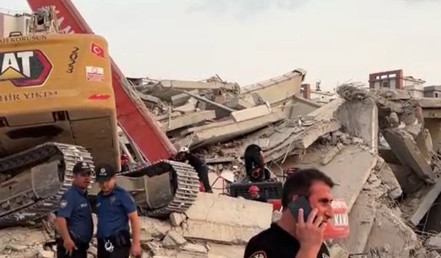 Kahramanmaraş’ta bina çöktü, kepçe operatörü göçük altında kaldı!