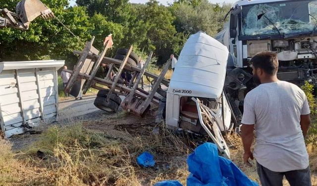 Kamyon ile su tankeri birbirine girdi! Çok sayıda yaralı var