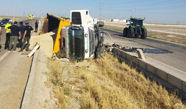 Kum yüklü kamyon refüje devrildi sürücü yaralandı!