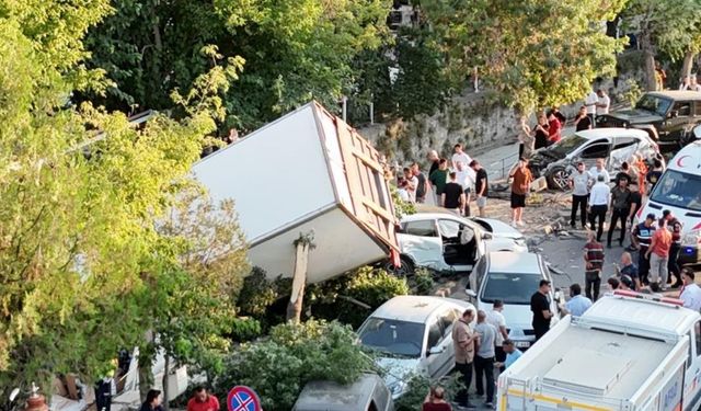 Freni patlayan kamyon 10 araca çarpıp kanala uçtu! Ortalık savaş alanına döndü
