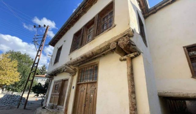 Kayseri'de Cumhuriyetin ilanıyla yaşıt olan okulda hala zil çalıyor!