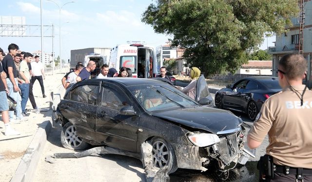 Otomobil tıra çarptı! 3 kişi yaralandı