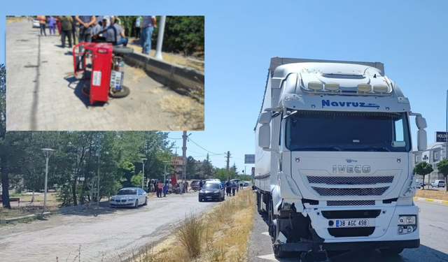 Tırın altında kalan motorlu can verdi!