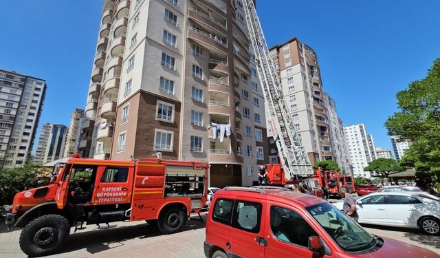 Kayseri'de yüksek katlı binada yangın paniği! Vatandaşlar mahsur kaldı