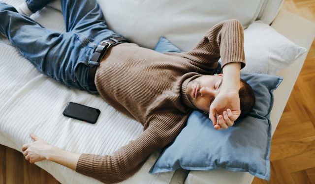Gece Yatarken Boyun Pozisyonu Uyku Kalitenizi Sabote Ediyor!