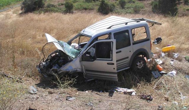Hafif ticari araç beton direğe çarptı! Kazadan acı haber geldi: 2 ölü, 3 yaralı