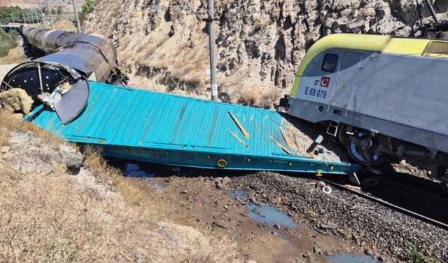 Raylarda feci çarpışma: İki tren kafa kafaya geldi!