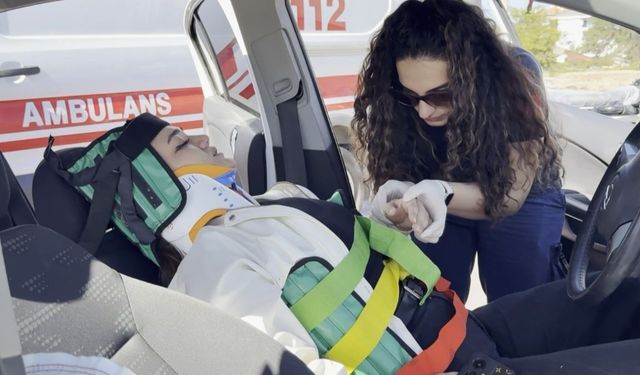 Aksaray’da otomobil kazasında 2 yaralı, sürücü araçta sıkıştı
