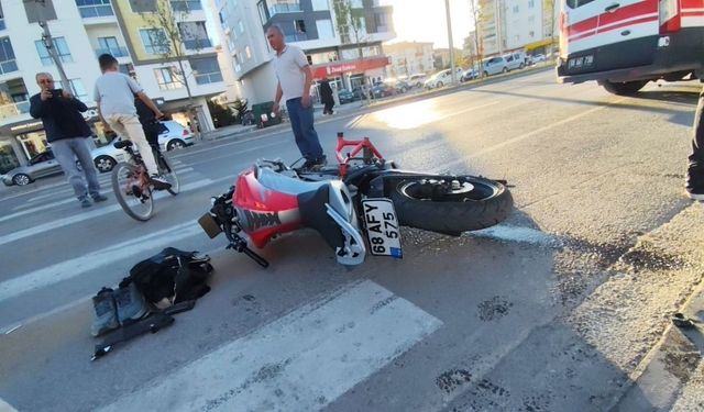 Aksaray’da servis minibüsü ile motosiklet çarpıştı: Sürücü ağır yaralandı