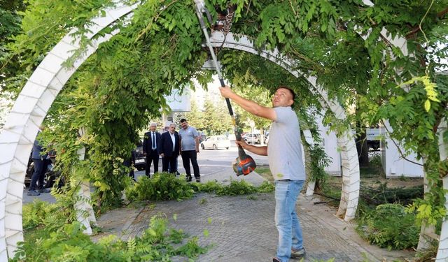 Talas’ın ‘Belediye Mahallemizde’ uygulaması parmakla gösteriliyor