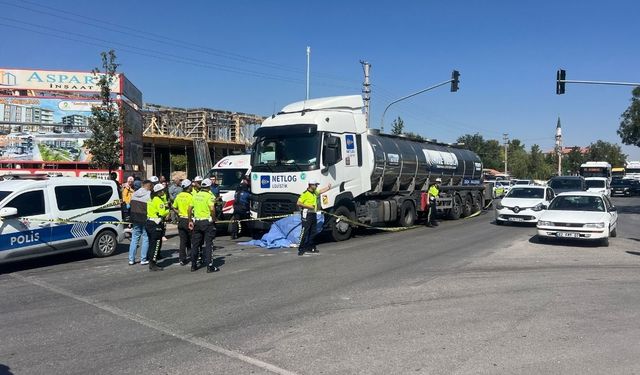 Engelli kız çocuğu ile annesine tır çarptı! Anne hayatını kaybetti