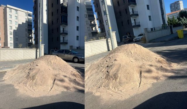 Kayseri Germir’de yolun ortasında bırakılan kum yığını mahalleliyi bezdirdi!