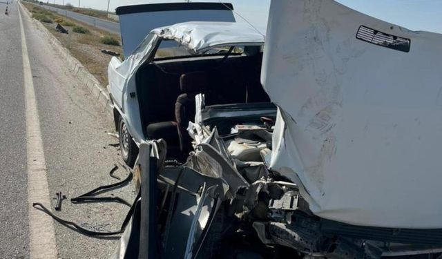 Konya Karapınar Yolu'nda kaza: Otomobil refüje çıktı, 2 kişi ağır yaralandı!