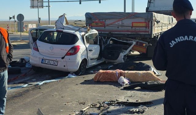 Aksaray’da feci kaza: Tıra çarpan otomobilde anne öldü, oğlu ağır yaralı