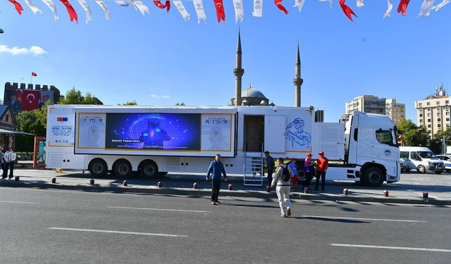 Kayseri’de dijital çağ hamlesi: Mobil dijital gençlik merkezi tanıtıldı