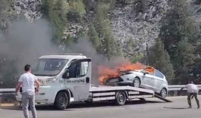 Konya Beyşehir’de çekici üzerindeki otomobil seyir halindeyken alev aldı!