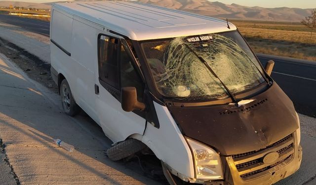 Konya’da kamyonet refüje çarptı: 2 yaralı