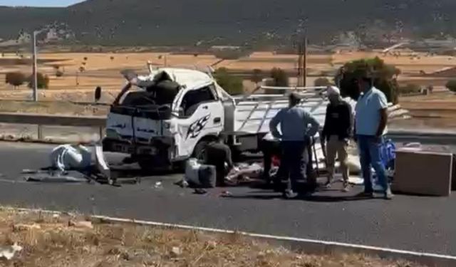 Minibüs ile kamyonetin çarpıştığı kazada 2 kişi yaralandı!