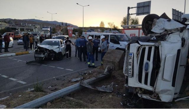 Fındık işçilerini taşıyan minibüs ile otomobil çarpıştı: 15 yaralı