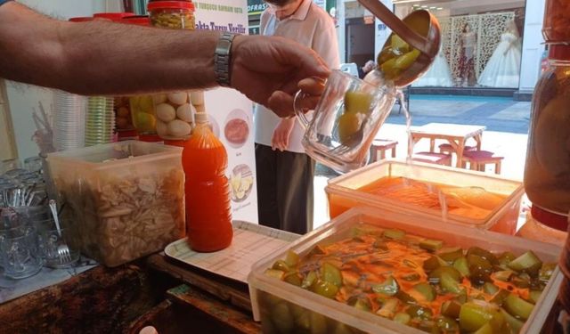 Kayseri’de turşu sezonu açıldı! 85 çeşidi tezgahta yerini aldı
