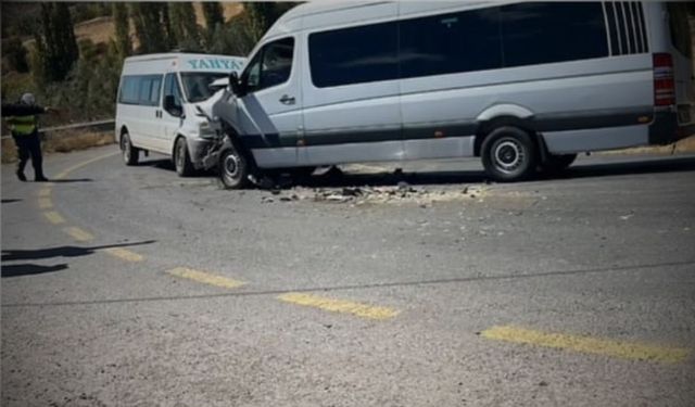 Yahyalı'da minibüs ile dolmuş çarpıştı: 13 yaralı