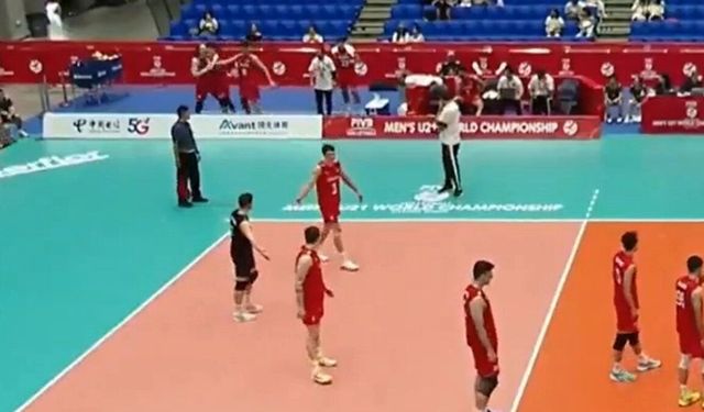Milli oyuncular maç oynanırken birbirine girdi