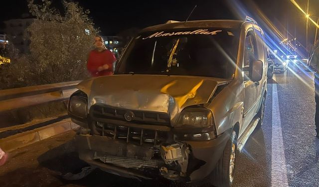 Aydınlatma direği devrildi: 2 kişi yaralandı