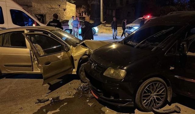 Niğde’de korkutan kaza: İki otomobil kafa kafaya çarpıştı, 4 yaralı!