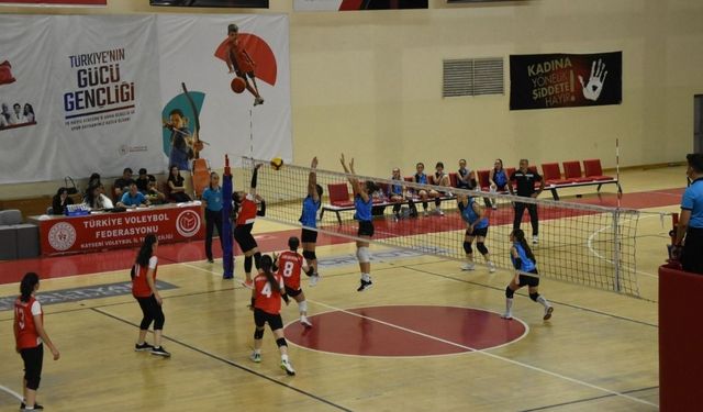Kayseri Voleybolunda Midi Kızlar sahne aldı