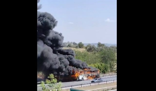 Adana-Mersin yolunda yolcu otobüsü alev alev yandı