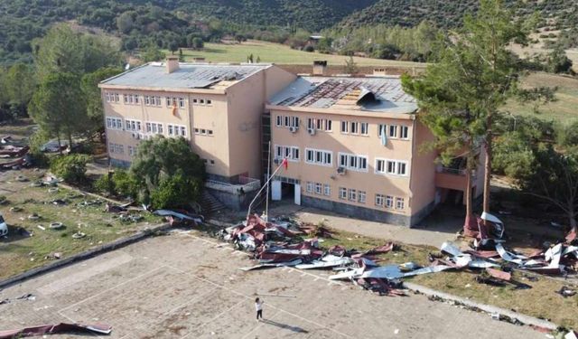 Adana’da hortum öğrenciler dersteyken okulu vurdu!