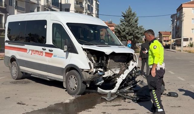 Aksaray’da otomobil ile servis minibüsü çarpıştı: 1 yaralı