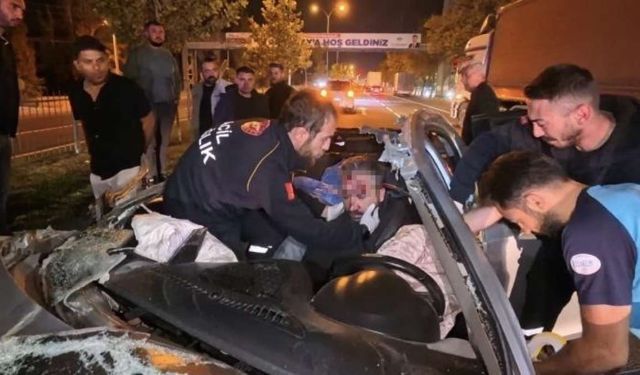 Aksaray’da akıl almaz kaza: Otomobil tıra arkadan çarptı! 1 ölü, 1 ağır yaralı