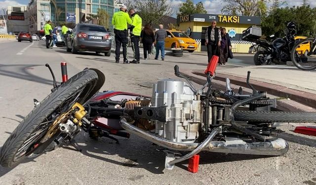 Şehir merkezinde kaza paniği: Motosiklet sürücüsü yola savruldu