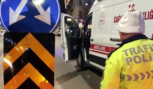 Aksaray’da motosiklet refüje çarptı: Baba ve oğlu yaralandı