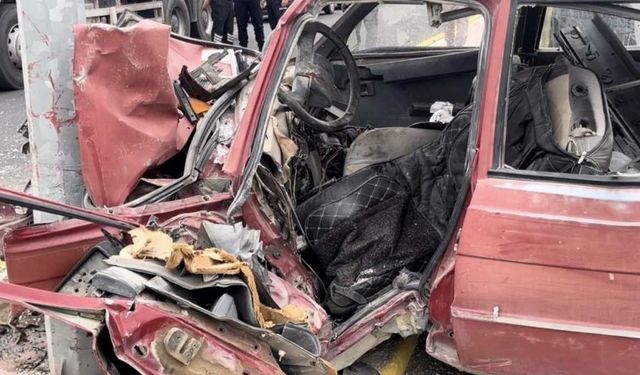 Aksaray’da feci kaza: Otomobil direğe çarptı, 1 ağır yaralı!