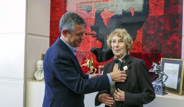 Ayşe Kulin CHP’ye katıldı: Rozetini Özgür Özel taktı