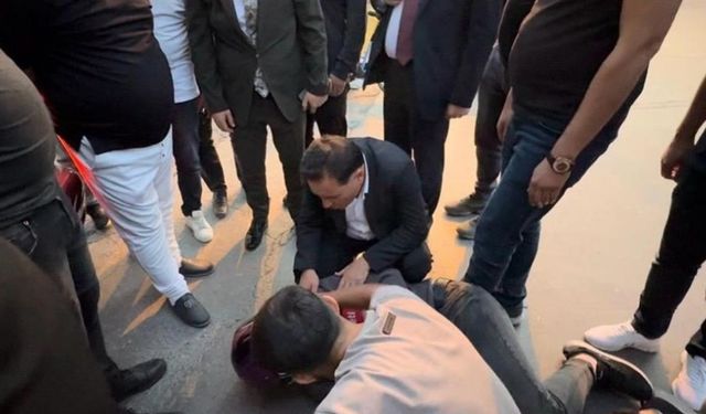 Vali Çiçek’ten örnek davranış: Trafik kazasına denk gelince yardıma koştu