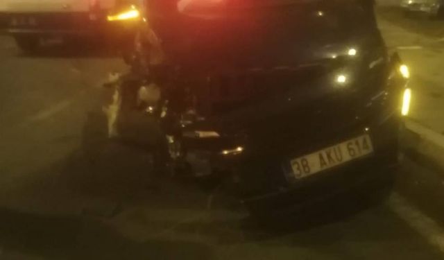 Kayseri Hulusi Akar Bulvarı’nda kaza: Direğe çarpan araç karşı yola savruldu!