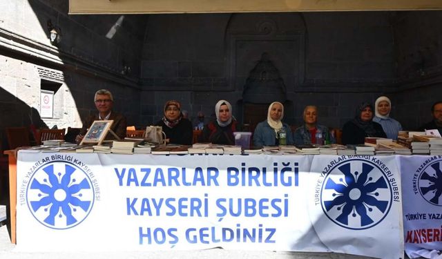 Hunat Hatun Medresesi’nde imza günü yoğunluğu