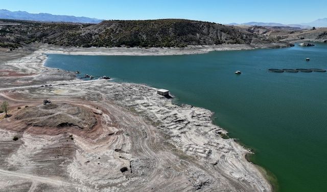 Kayseri Bahçelik Barajı’nda kuraklık alarmı: Balık kafesleri zemine indi