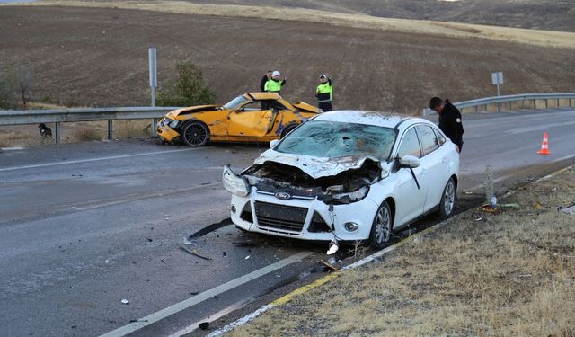 Kayseri yolunda kaza: Sürücüler ağır yaralandı