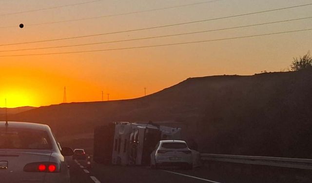 Kayseri’de Sarımsaklı Barajı önünde kaza: Devrilen tır trafiği kilitledi!