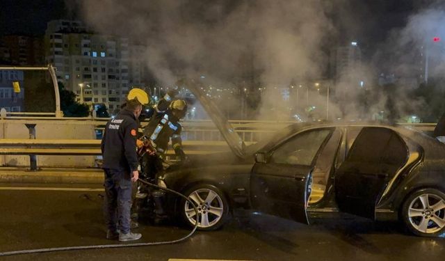 Kayseri’de üst geçitte seyir halindeki otomobil alev aldı!