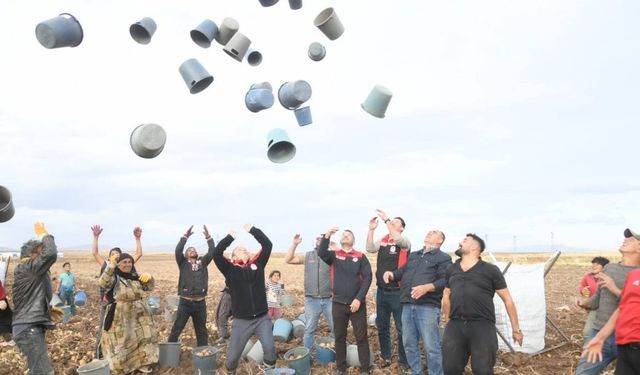 Kayseri'de tarım işçileri kovaları havaya fırlattı!